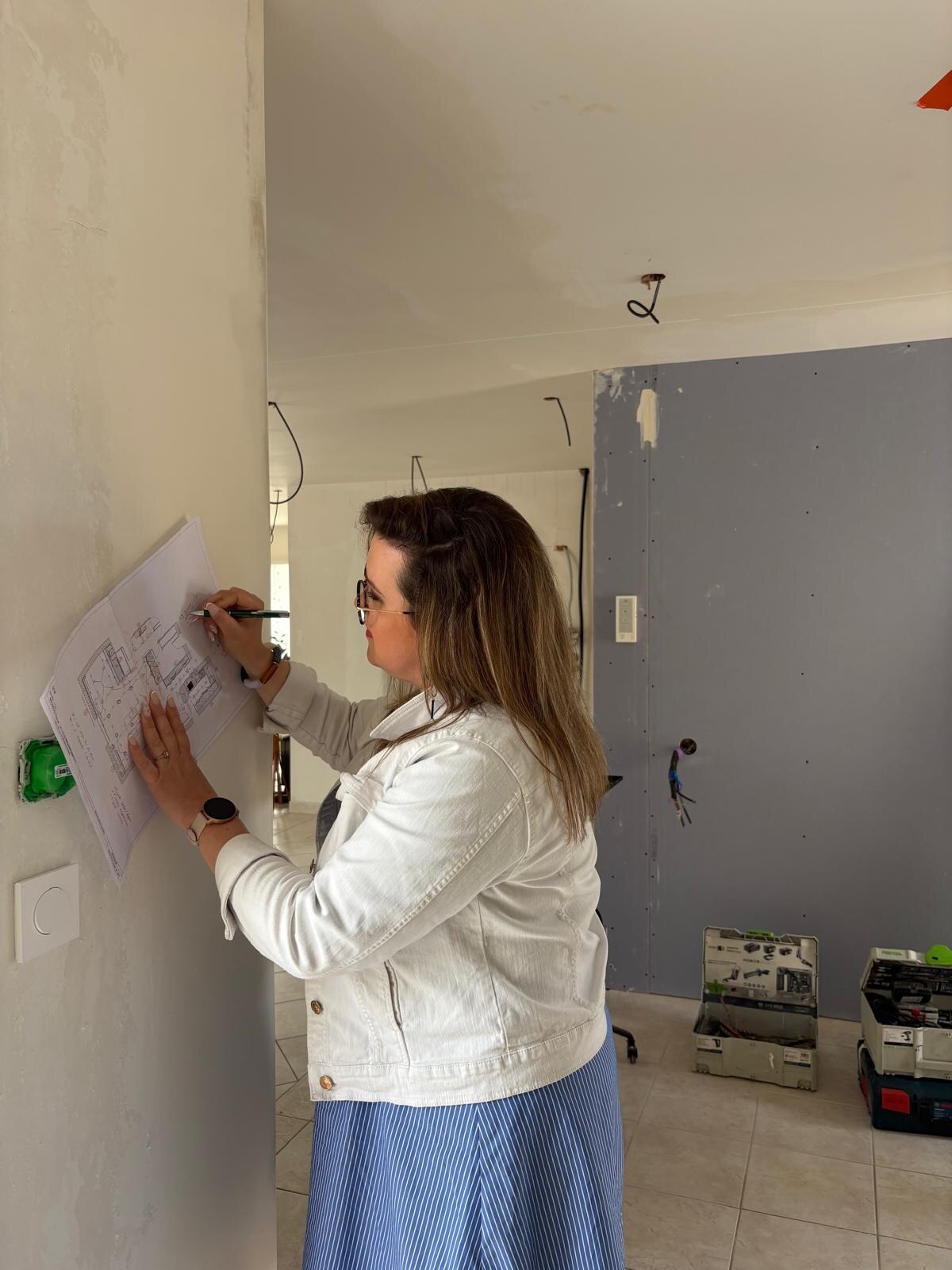 Charlène annote un plan directement sur un chantier Maison Hestia