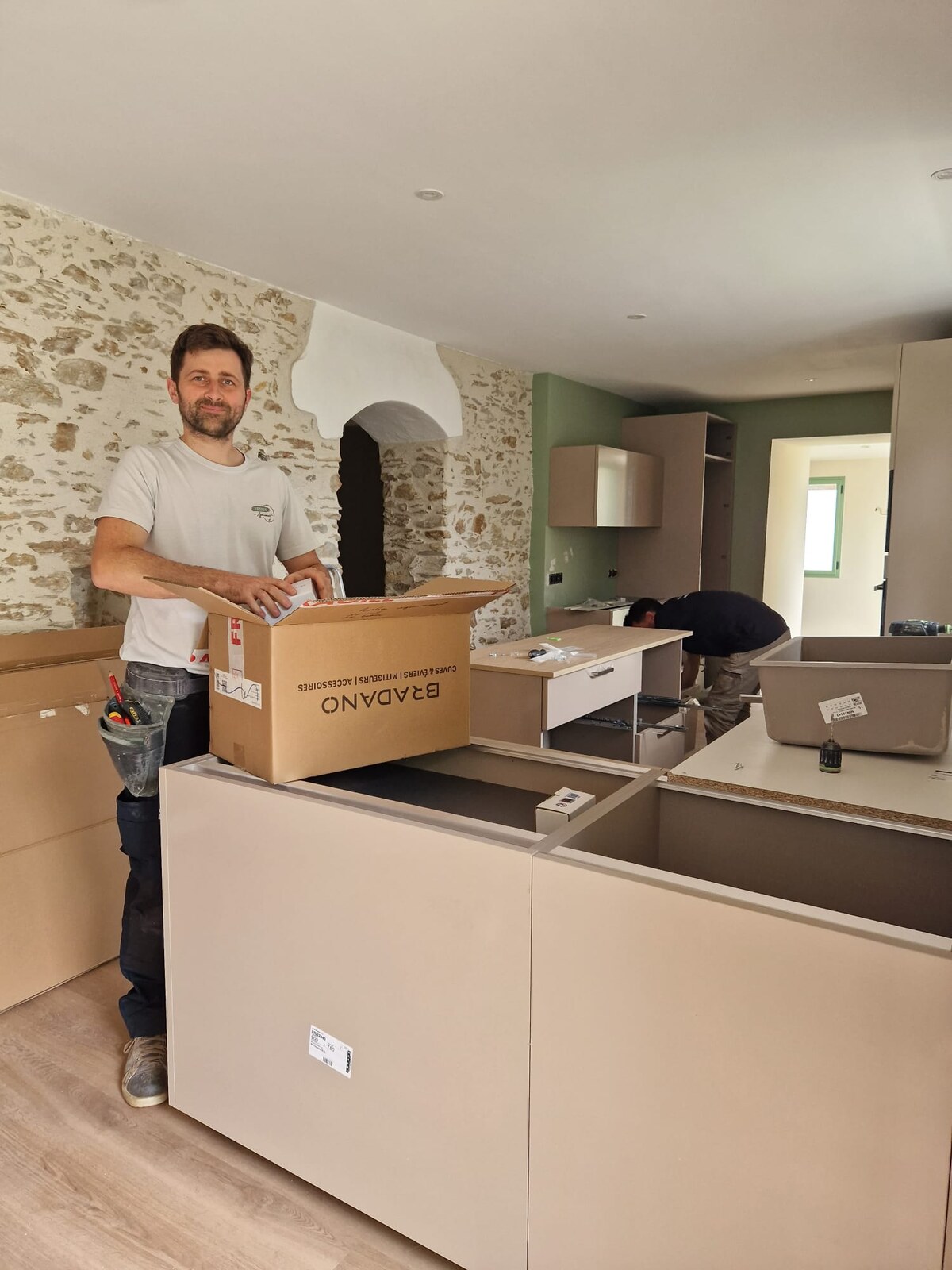 Johan pendant la pose d’un agencement sur un chantier